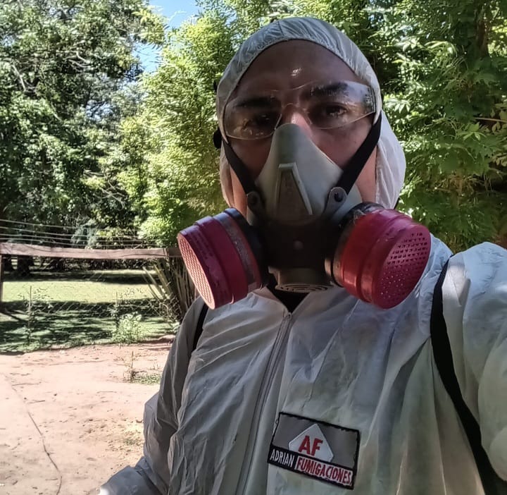 Adrián Fumigaciones trabajando